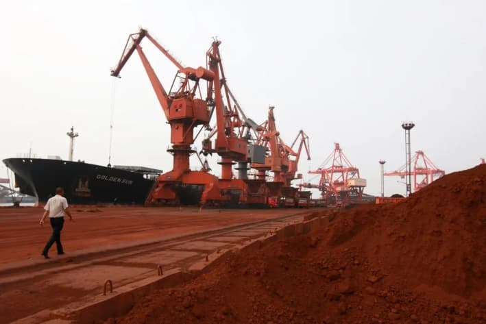 Una pala mecánica traslada tierra que contiene minerales de tierras raras en un puerto de Lianyungang, provincia de Jiangsu, China, el 5 de septiembre de 2010. (AFP vía Getty Images)