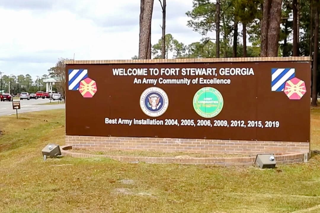 Esta imagen de un vídeo proporcionado por el Ejército de los Estados Unidos a través de DVIDS muestra la entrada a Fort Stewart, en Georgia, el 18 de noviembre de 2021. (Sargento Daniel Guerrero/Ejército de los Estados Unidos a través de AP)