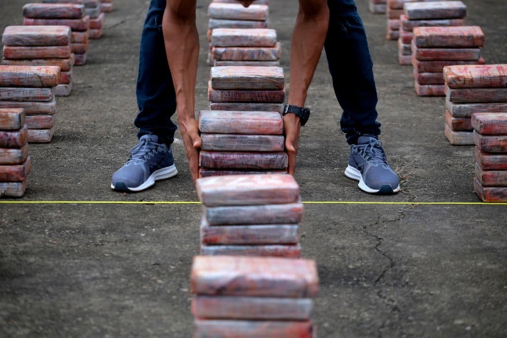 Un miembro del Servicio Nacional Aeronaval de Panamá (SENAN) organiza paquetes de drogas incautadas en Panamá.  (MAURICIO VALENZUELA/AFP/Getty Images)