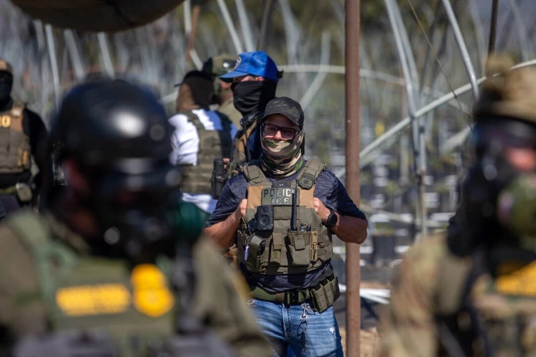 Un agente del Servicio de Inmigración y Control de Aduanas de Estados Unidos observa cómo agentes de Aduanas y Protección Fronteriza se enfrentan a manifestantes en Camarillo, California, el 10 de julio de 2025. (Blake Fagan/AFP/Getty Images)

