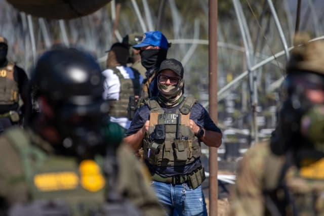 Agentes del ICE en LA tienen prohibido hacerse pasar por policías locales en arrestos domiciliarios