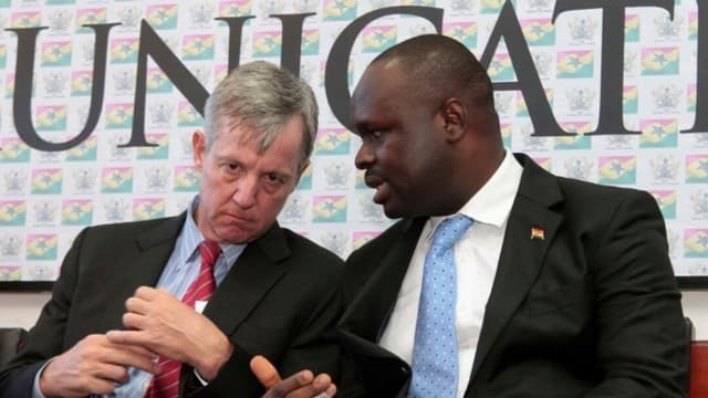 Edward Omane Boamah (derecha), ministro de Información de Ghana, en una rueda de prensa en Accra, Ghana, el 30 de septiembre de 2014. (Christian Thompson/AP Photo)
