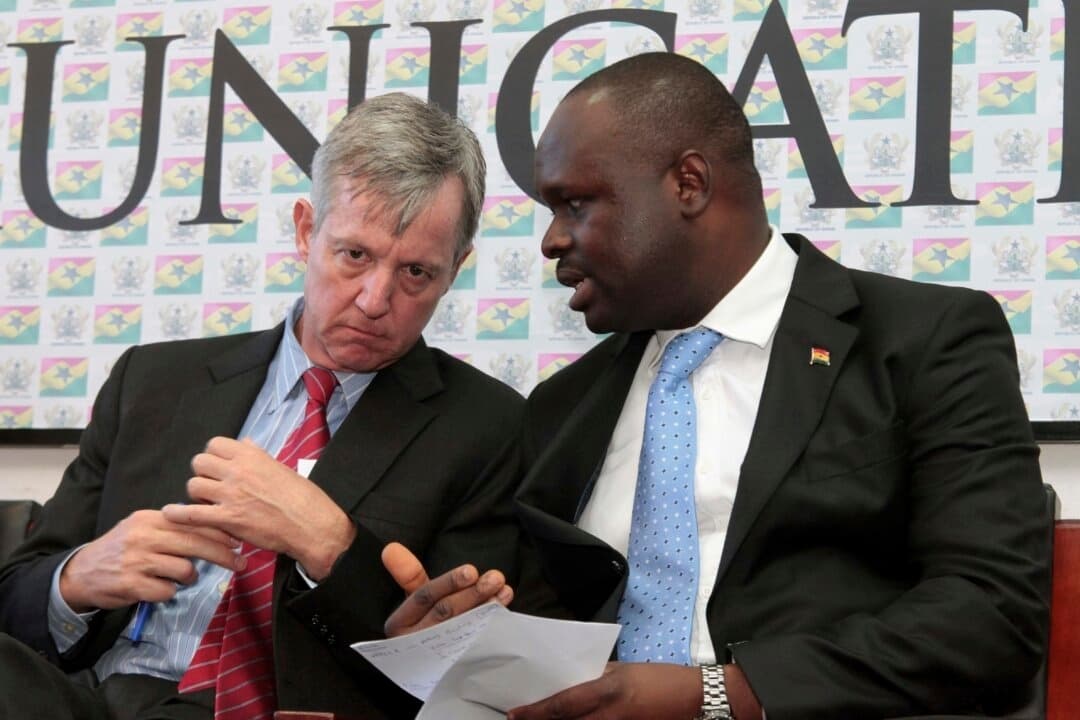 Edward Omane Boamah (derecha), ministro de Información de Ghana, en una rueda de prensa en Accra, Ghana, el 30 de septiembre de 2014. (Christian Thompson/AP Photo)
