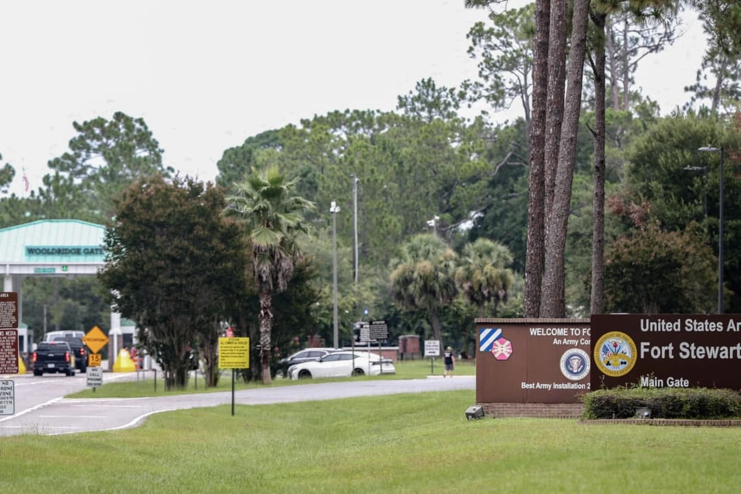 El tráfico ingresa a Fort Stewart por la puerta principal luego de un incidente con un tirador activo en la base del ejército de EE. UU. ubicada en Hinesville, Georgia, el 6 de agosto de 2025. (Richard Burkhart/USA Today Network vía Reuters)
