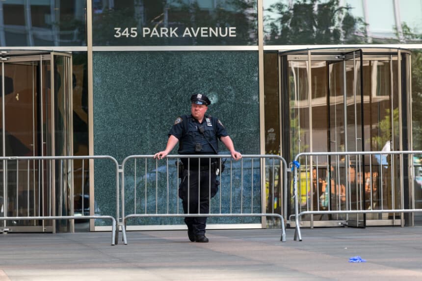 Un agente del Departamento de Policía de Nueva York (NYPD) el lunes 29 de julio de 2025 por la noche en la ciudad de Nueva York. (Spencer Platt/Getty Images)