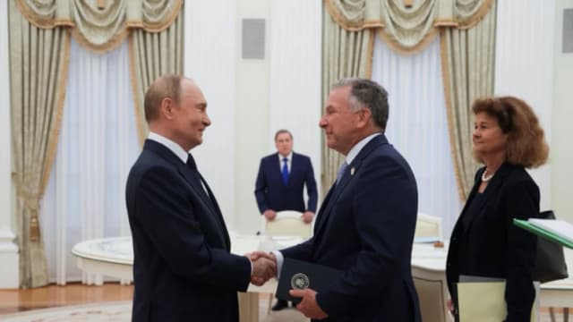 El presidente ruso, Vladímir Putin (izquierda), y el enviado especial del presidente de EE. UU., Donald Trump, Steve Witkoff (derecha), se dan la mano en el Kremlin, en Moscú, el 6 de agosto de 2025. (Gavriil Grigorov, Sputnik, Kremlin Pool Photo vía AP)