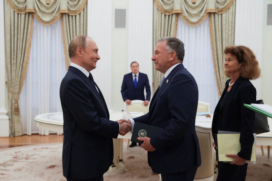 El presidente ruso, Vladímir Putin (izquierda), y el enviado especial del presidente de EE. UU., Donald Trump, Steve Witkoff (derecha), se dan la mano en el Kremlin, en Moscú, el 6 de agosto de 2025. (Gavriil Grigorov, Sputnik, Kremlin Pool Photo vía AP)