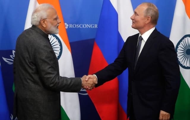El presidente ruso, Vladimir Putin (der.), estrecha la mano del primer ministro indio, Narendra Modi, durante una conferencia de prensa conjunta antes del Foro Económico Oriental en Vladivostok, Rusia, el 4 de septiembre de 2019. (Mikhail Metzel/AFP vía Getty Images)