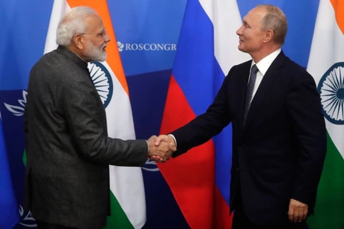 El presidente ruso, Vladimir Putin (der.), estrecha la mano del primer ministro indio, Narendra Modi, durante una conferencia de prensa conjunta antes del Foro Económico Oriental en Vladivostok, Rusia, el 4 de septiembre de 2019. (Mikhail Metzel/AFP vía Getty Images)