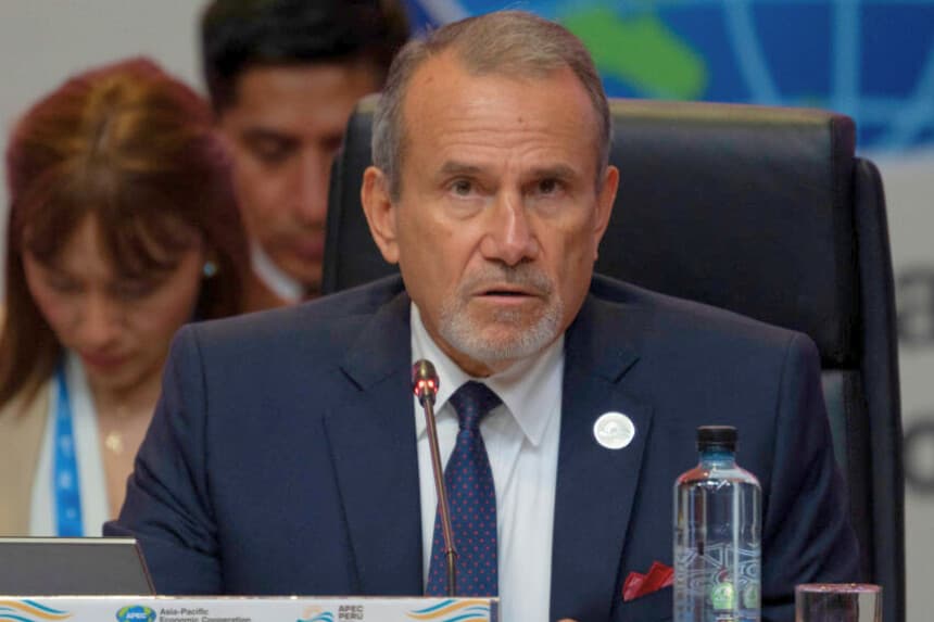 El ministro de Relaciones Exteriores de Perú, Elmer Schialer, en el Centro de Convenciones de Lima, el 14 de noviembre de 2024. (CRIS BOURONCLE/AFP a través de Getty Images)