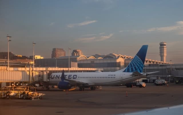 Un avión de United Airlines en el Aeropuerto Nacional Ronald Reagan de Washington, en Arlington, Virginia, el 3 de julio de 2025. (Madalina Kilroy/The Epoch Times)