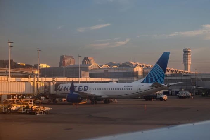 Un avión de United Airlines en el Aeropuerto Nacional Ronald Reagan de Washington, en Arlington, Virginia, el 3 de julio de 2025. (Madalina Kilroy/The Epoch Times)