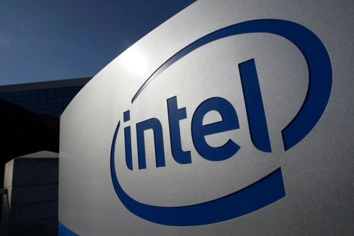 El logotipo de Intel se muestra en el exterior de la sede de Intel en Santa Clara, California, el 12 de enero de 2011. (Paul Sakuma/AP Photo)