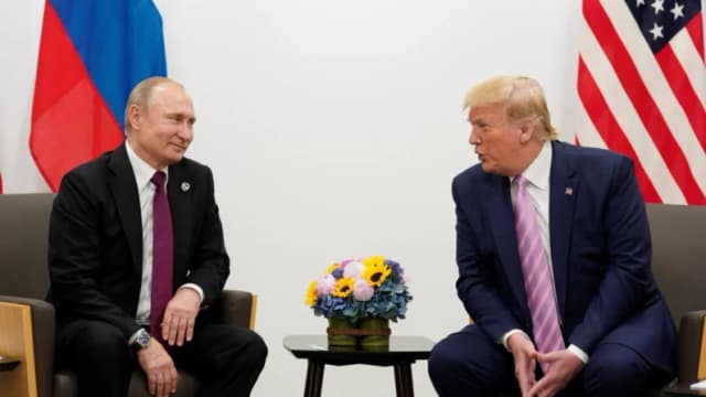 El presidente ruso Vladimir Putin y el presidente estadounidense Donald Trump conversan durante una reunión bilateral en la cumbre del G20 en Osaka, Japón, el 28 de junio de 2019. (REUTERS/Kevin Lamarque/Foto de archivo)