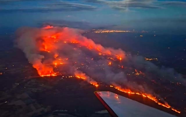 Incendio forestal cerca de la localidad de Saint-Laurent-de-la-Cabrerisse, Francia, el 6 de agosto de 2025. (Securité Civile/Folleto vía Reuters)