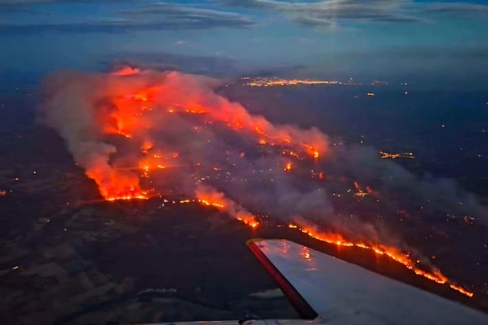 Incendio forestal cerca de la localidad de Saint-Laurent-de-la-Cabrerisse, Francia, el 6 de agosto de 2025. (Securité Civile/Folleto vía Reuters)