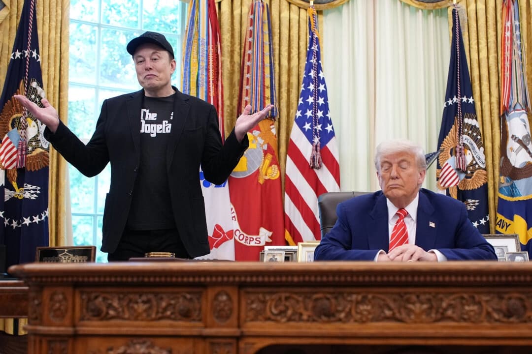El director ejecutivo de Tesla, Elon Musk, habla junto al presidente Donald Trump ante los periodistas en el Despacho Oval de la Casa Blanca en Washington, el 30 de mayo de 2025. (Kevin Dietsch/Getty Images).