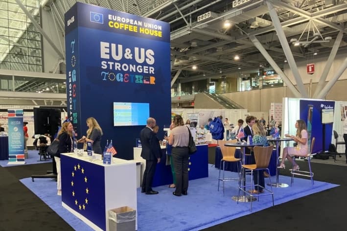 El “Café” de la Unión Europea estuvo entre las más de 140 exhibiciones en el Centro de Convenciones y Exposiciones Thomas Michael Menino de Boston durante la Cumbre Legislativa 2025 de la Conferencia Nacional de Legislaturas Estatales, celebrada del 4 al 6 de agosto, a la que asistieron 9000 personas, entre ellas casi 2000 legisladores estatales y personal legislativo. (John Haughey/The Epoch Times)