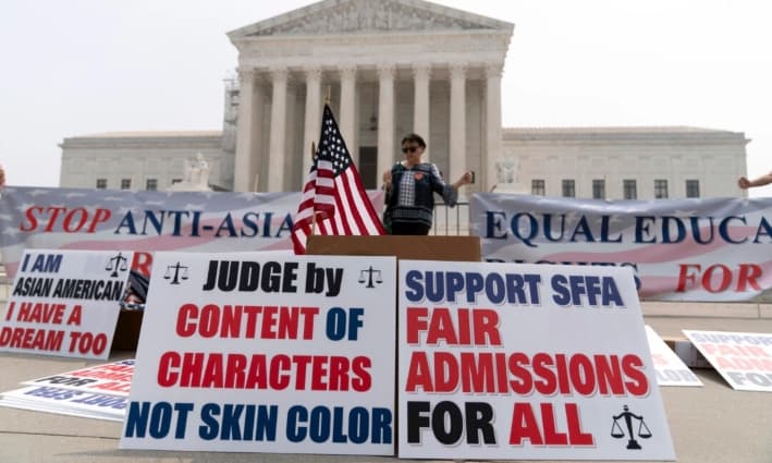 Una persona protesta frente a la Corte Suprema en Washington, el 29 de junio de 2023. (José Luis Magaña/Foto AP)