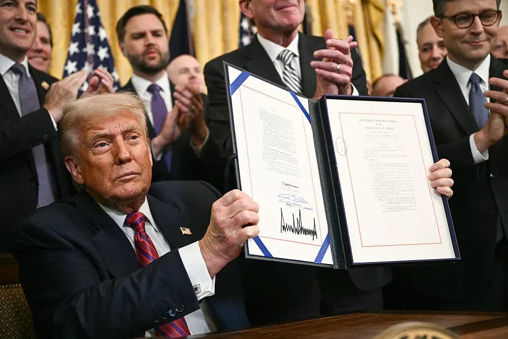 El presidente Donald Trump muestra la Ley GENIUS (Ley de Orientación y Establecimiento de la Innovación Nacional para las Monedas Estables de EE. UU.), que codifica el uso de las monedas estables tras su firma en el Salón Este de la Casa Blanca en Washington D. C., el 18 de julio de 2025. (Foto de BRENDAN SMIALOWSKI/AFP a través de Getty Images)