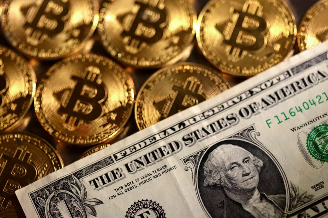 Representaciones de la criptomoneda bitcoin y el dólar estadounidense, en esta ilustración del 10 de agosto de 2022. (Dado Ruvic/Reuters)