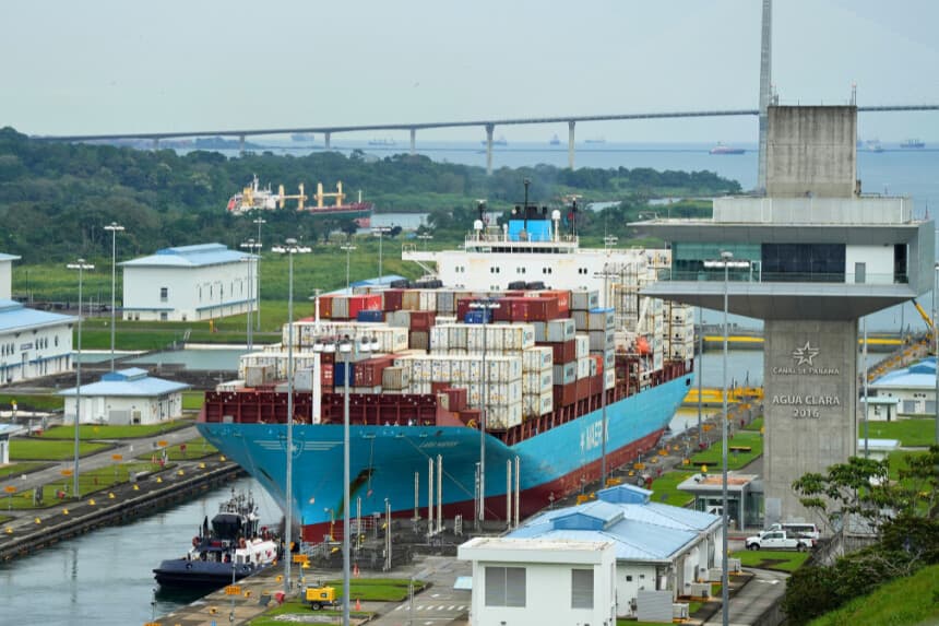 El buque de carga danés Lars Maersk navega por las esclusas de Agua Clara del Canal de Panamá, en la ciudad de Colón, Panamá, el 28 de diciembre de 2024. (ARNULFO FRANCO/AFP a través de Getty Images)
