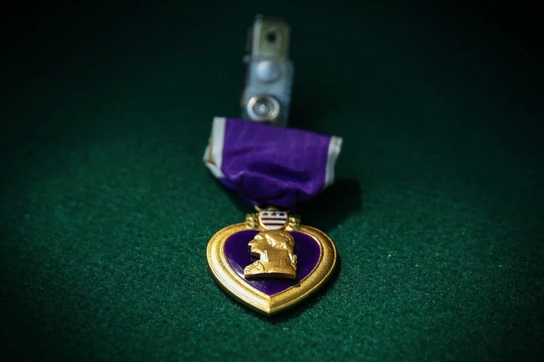 Una medalla Corazón Púrpura se exhibe durante una ceremonia de entrega del Corazón Púrpura en Mount Vernon, Virginia, el 9 de junio de 2015. (Alex Wong/Getty Images)