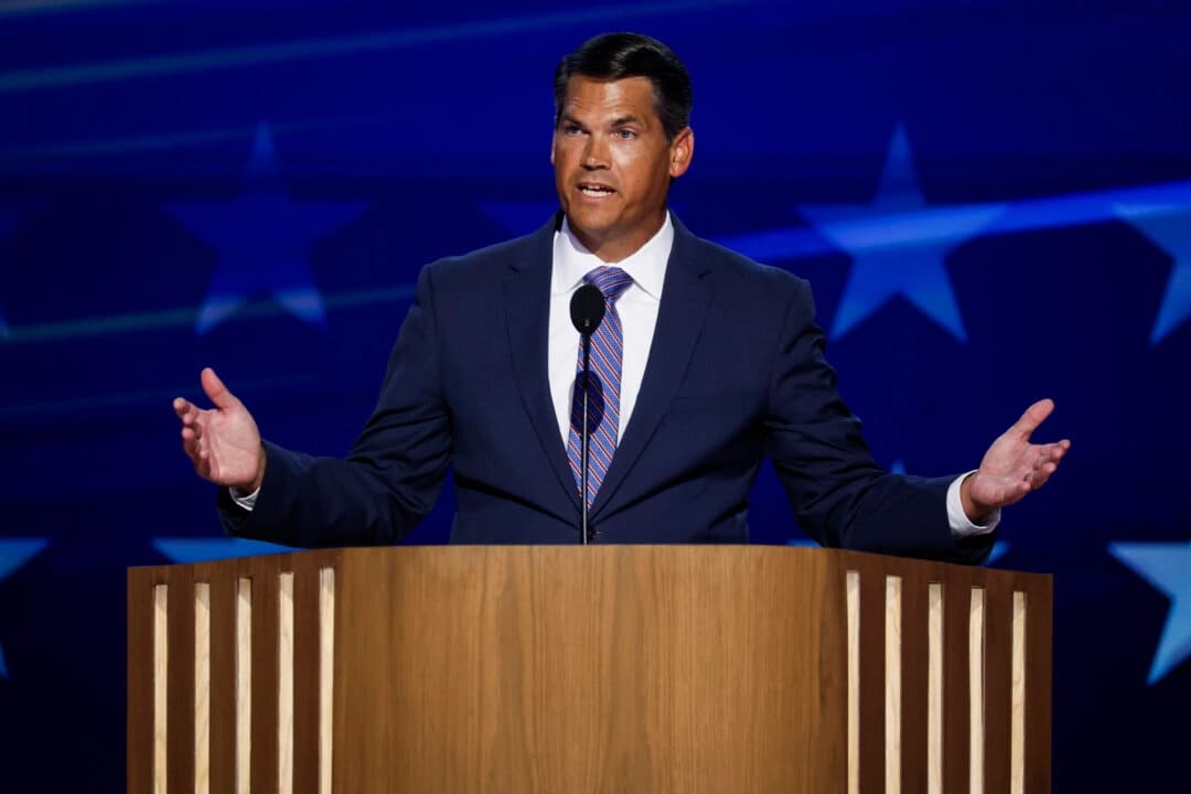 El ex vicegobernador de Georgia Geoff Duncan habla en el escenario durante el tercer día de la Convención Nacional Demócrata en el United Center de Chicago el 21 de agosto de 2024. (Chip Somodevilla/Getty Images)