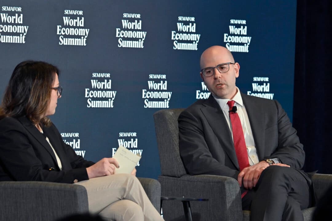 Liz Hoffman, editora de Negocios y Finanzas de Semafor, y Stephen Miran, presidente del Consejo de Asesores Económicos de la Casa Blanca, hablan en el escenario durante la Cumbre de Economía Mundial Semafor 2025 en Conrad Washington el 23 de abril de 2025. (Shannon Finney/Getty Images para Semafor)
