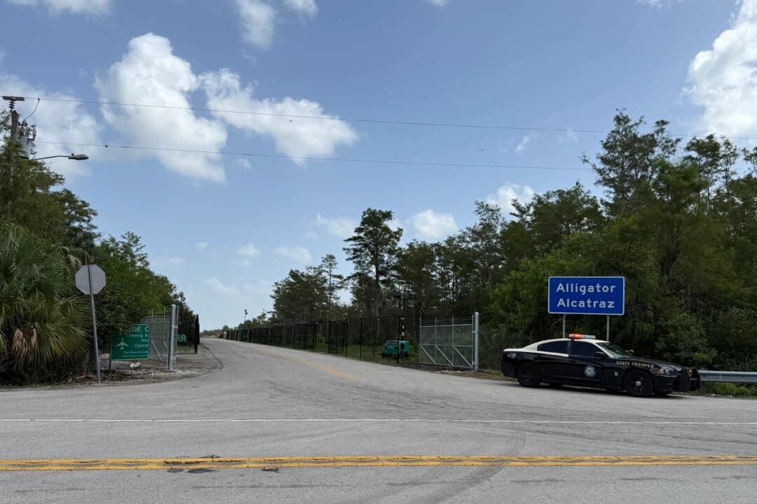 Un vehículo de la policía estatal de Florida se encuentra a la entrada del centro de detención de inmigrantes ilegales Alligator Alcatraz, en el condado de Collier, Florida, el 25 de julio de 2025. T.J. (Muscaro/The Epoch Times).