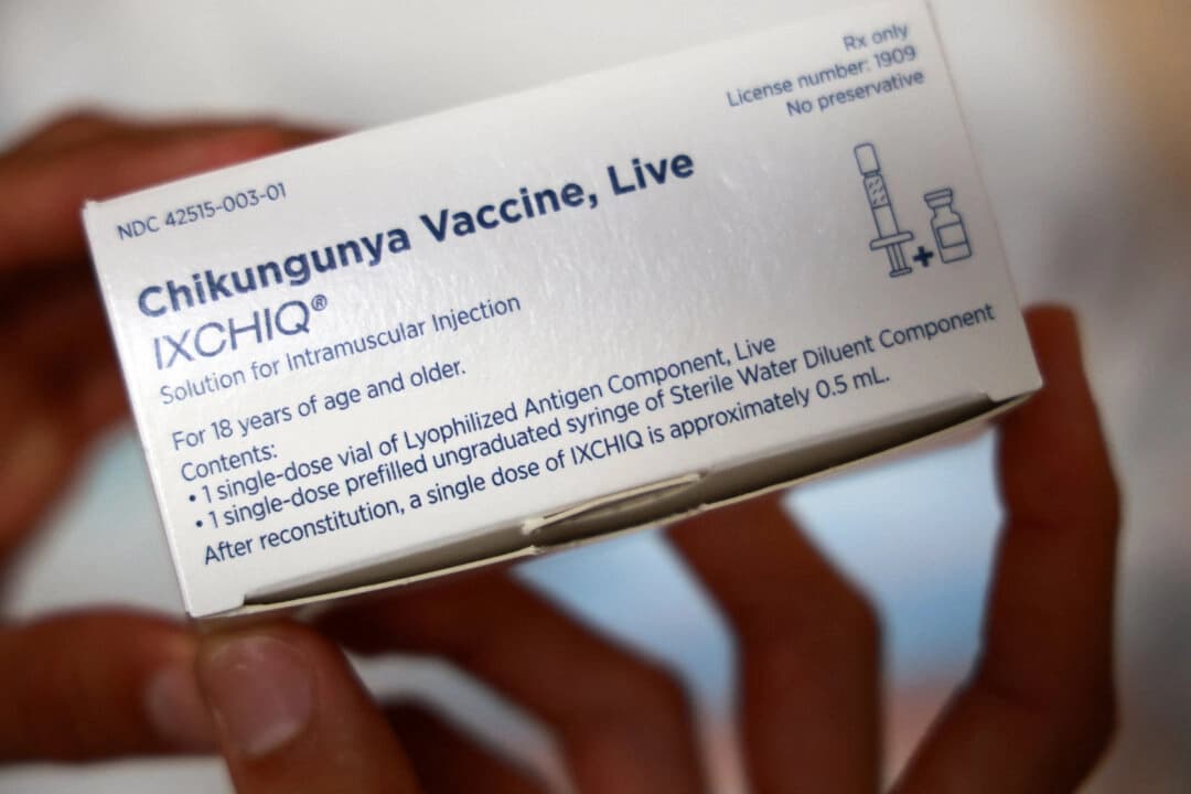 Una caja de la vacuna contra el chikungunya Ixchiq en una farmacia de La Reunión, en esta fotografía de archivo. (Richard Bouhet/AFP a través de Getty Images)
