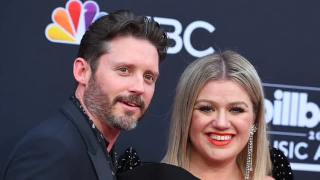 Brandon Blackstock (izq.) y Kelly Clarkson aparecen en los Billboard Music Awards en Las Vegas el 20 de mayo de 2018. (Jordan Strauss/Invision/AP Photo)
