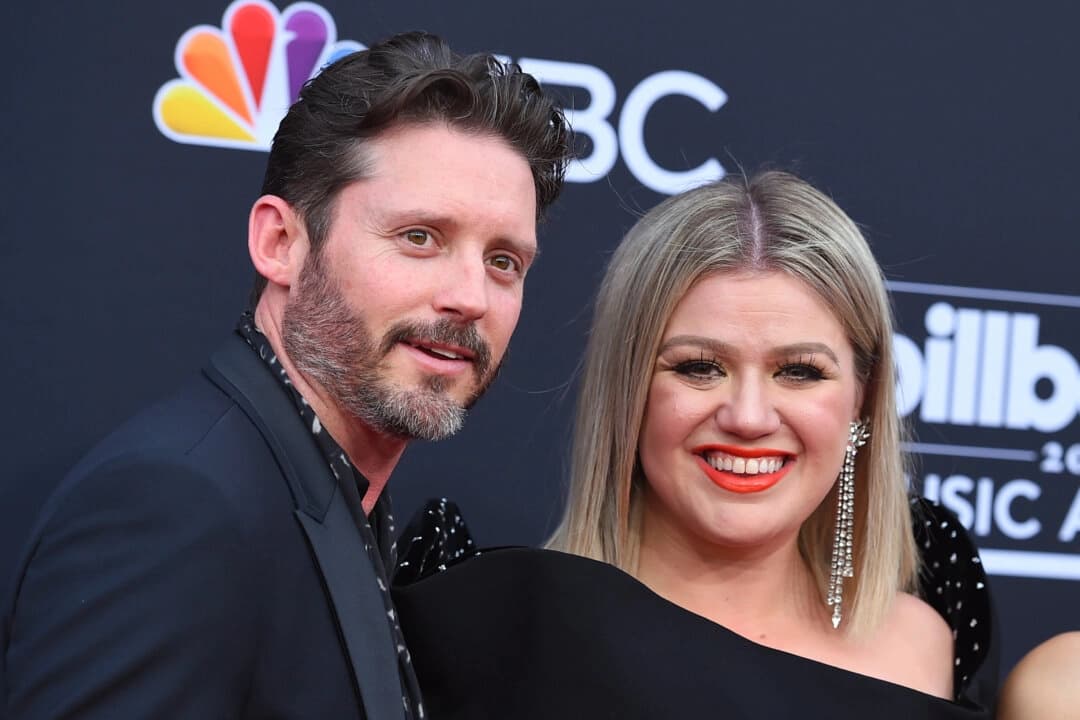 Brandon Blackstock (izq.) y Kelly Clarkson aparecen en los Billboard Music Awards en Las Vegas el 20 de mayo de 2018. (Jordan Strauss/Invision/AP Photo)
