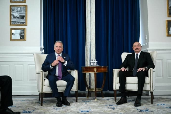 El enviado especial de la Casa Blanca, Steve Witkoff (izq.), y el presidente azerbaiyano, Ilham Aliyev, se reúnen antes de firmar un memorando de entendimiento sobre cooperación energética en el hotel Waldorf Astoria de Washington, el 7 de agosto de 2025. (Drew Angerer/AFP vía Getty Images)