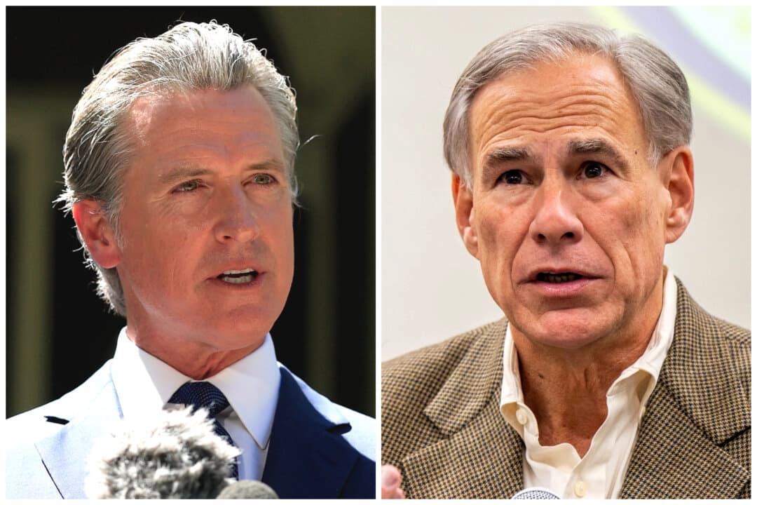 (Izquierda) El gobernador de California, Gavin Newsom, habla en Sacramento el 25 de julio de 2025. (Derecha) El gobernador de Texas, Greg Abbott, habla en Beaumont, Texas, el 17 de octubre de 2022. (Justin Sullivan, Brandon Bell/Getty Images)