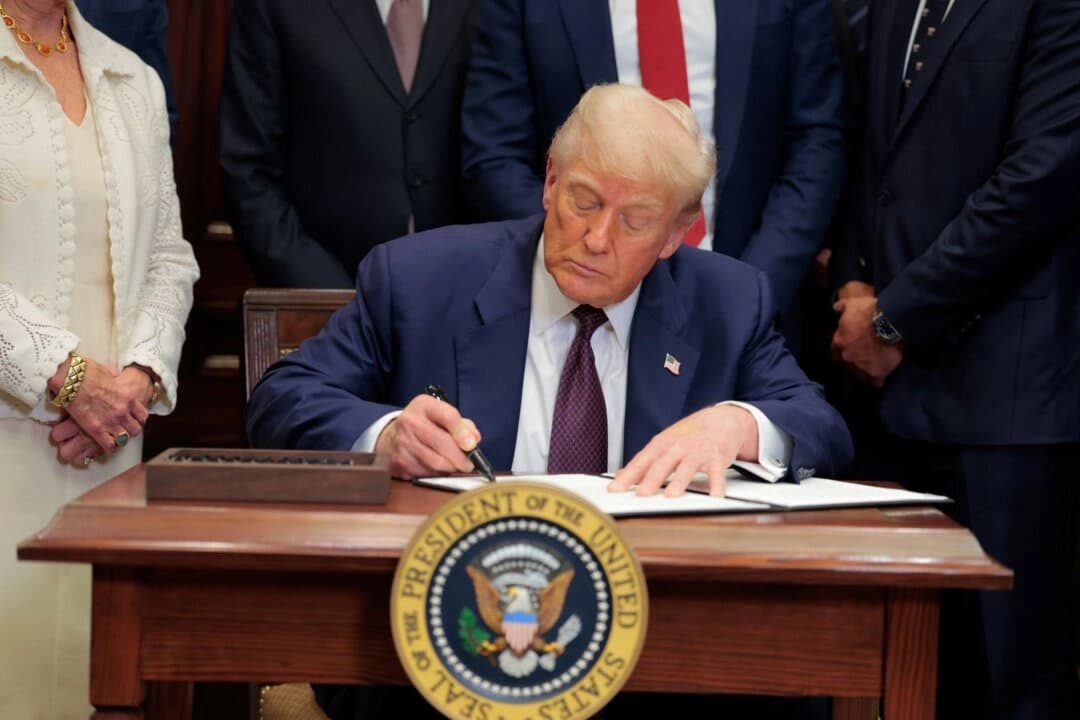 El presidente de los Estados Unidos, Donald Trump, firma una orden ejecutiva en la Sala Roosevelt de la Casa Blanca en Washington el 31 de julio de 2025. (Anna Moneymaker/Getty Images)