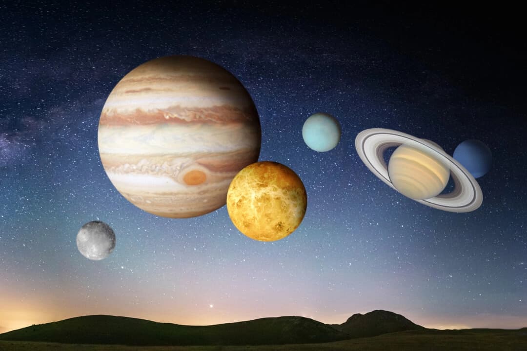Ilustración estilizada del "desfile de planetas" que tendrá lugar el 12 de agosto de 2025. (The Epoch Times/Shutterstock/Yevgen Belich/Artsiom P/viktorov.pro/NASA images/24K-Production/Fabio Lamanna)
