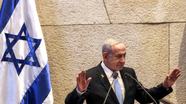 El primer ministro israelí, Benjamin Netanyahu, hace un gesto mientras se dirige a la asamblea durante una sesión del parlamento israelí (Knesset) en su sede en Jerusalén el 11 de junio de 2025. (Menahem Kahana/AFP vía Getty Images)
