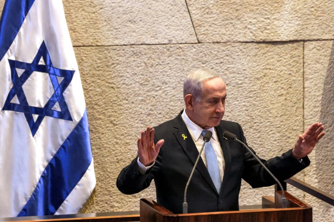 El primer ministro israelí, Benjamin Netanyahu, hace un gesto mientras se dirige a la asamblea durante una sesión del parlamento israelí (Knesset) en su sede en Jerusalén el 11 de junio de 2025. (Menahem Kahana/AFP vía Getty Images)
