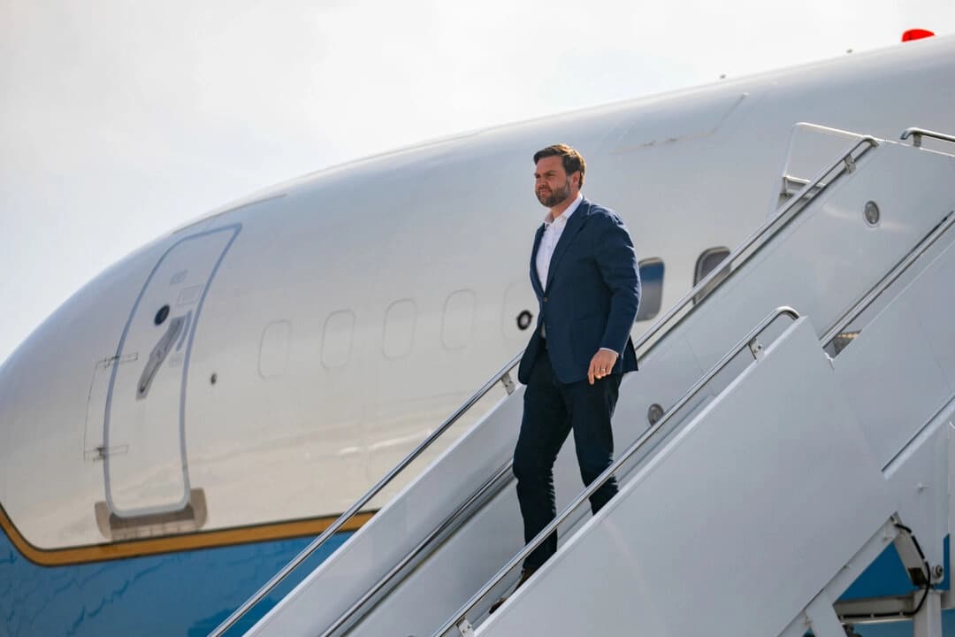 El vicepresidente estadounidense, J. D. Vance, llega al aeropuerto Akron-Canton en Green, Ohio, el 28 de julio de 2025. (Maddie McGarvey-Pool/Getty Images)
