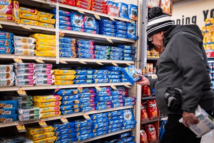 Un hombre compra en un supermercado, en esta fotografía de archivo sin fecha. (Scott Olson/Getty Images)
