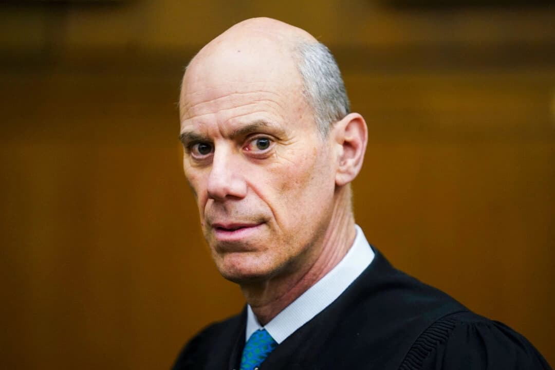 El juez de distrito James Boasberg, juez principal de la Corte de Distrito del Distrito de Columbia, posa para un retrato en la corte Federal E. Barrett Prettyman en Washington el 16 de marzo de 2023. (Carolyn Van Houten/The Washington Post vía AP)
