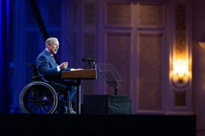 El gobernador de Texas, Greg Abbott, habla con la Coalición Republicana Judía en Las Vegas, Nevada, el 5 de septiembre de 2024. (John Fredricks/The Epoch Times)