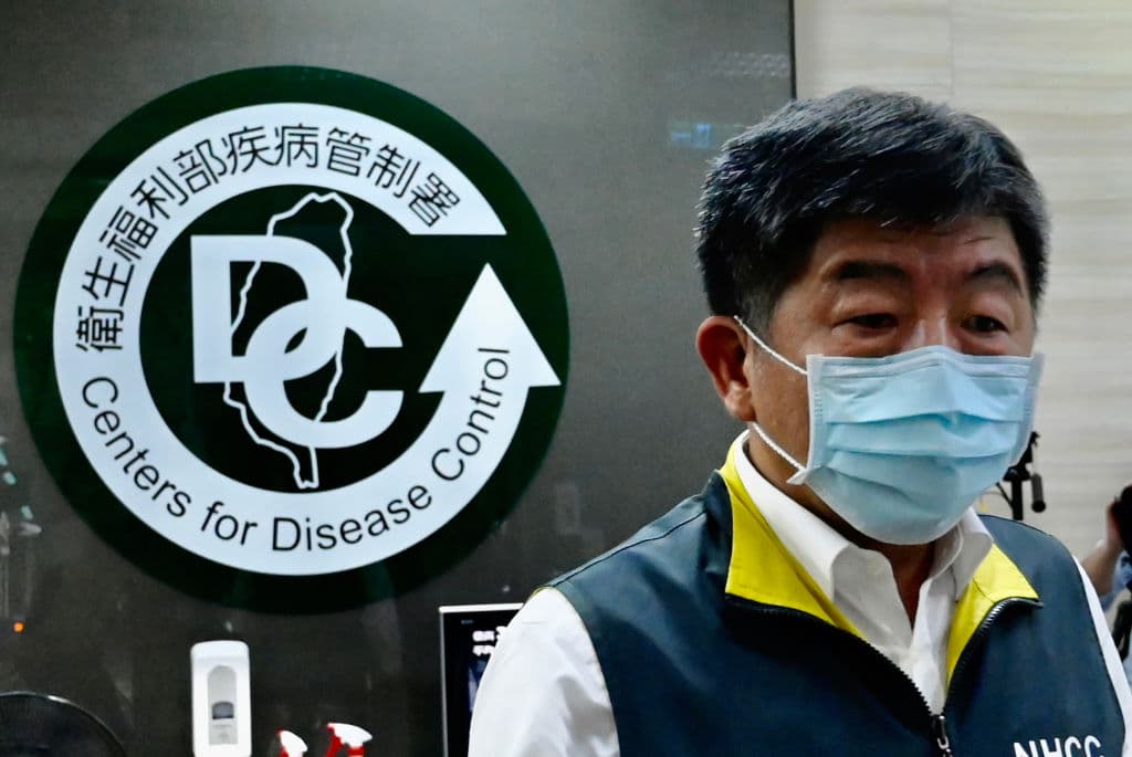 El ministro de Salud y Bienestar de Taiwán, Chen Shih-chung, pasa junto al logotipo de los Centros para el Control de Enfermedades (CDC) de Taiwán. (Foto de SAM YEH/AFP/Getty Images)