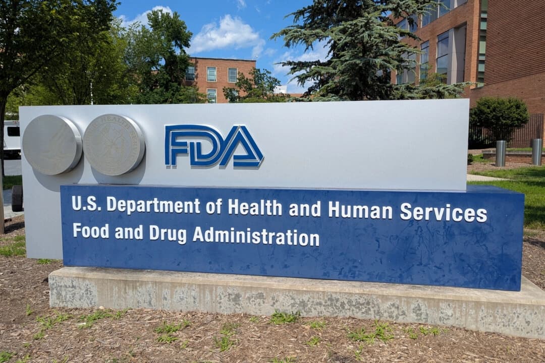 El cartel de la Administración de Alimentos y Medicamentos de Estados Unidos (FDA) en el exterior del campus de la agencia en White Oak, Silver Spring, Maryland, el 17 de julio de 2025. (Issam Ahmed/AFP vía Getty Images)
