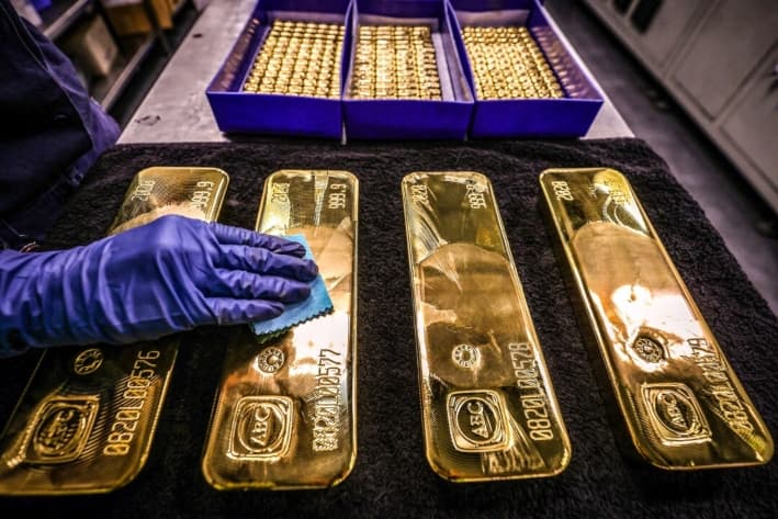 Un trabajador pule lingotes de oro en la refinería ABC de Sídney, Australia, el 5 de agosto de 2020. (David Gray/AFP vía Getty Images)