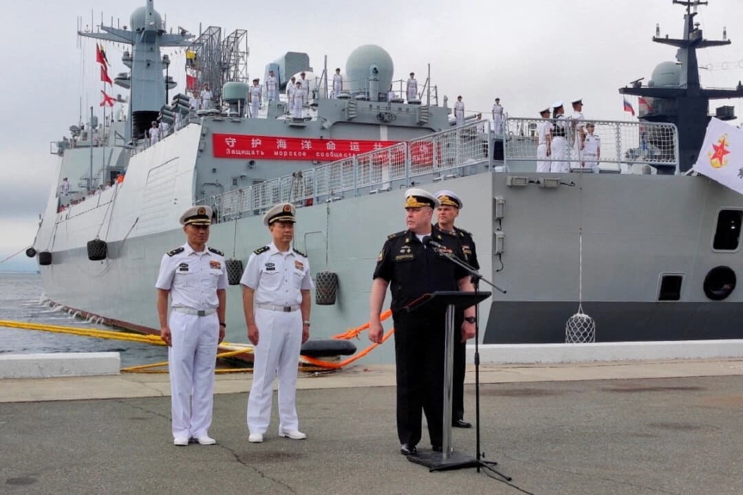 Oficiales navales rusos y chinos participan en una ceremonia que marca el inicio de las próximas maniobras navales conjuntas en el mar de Japón, tras la llegada de buques militares chinos a Vladivostok, Rusia, el 31 de julio de 2025. (Ministerio de Defensa de Rusia/Flota del Pacífico de Rusia/Documentación facilitada por Reuters).