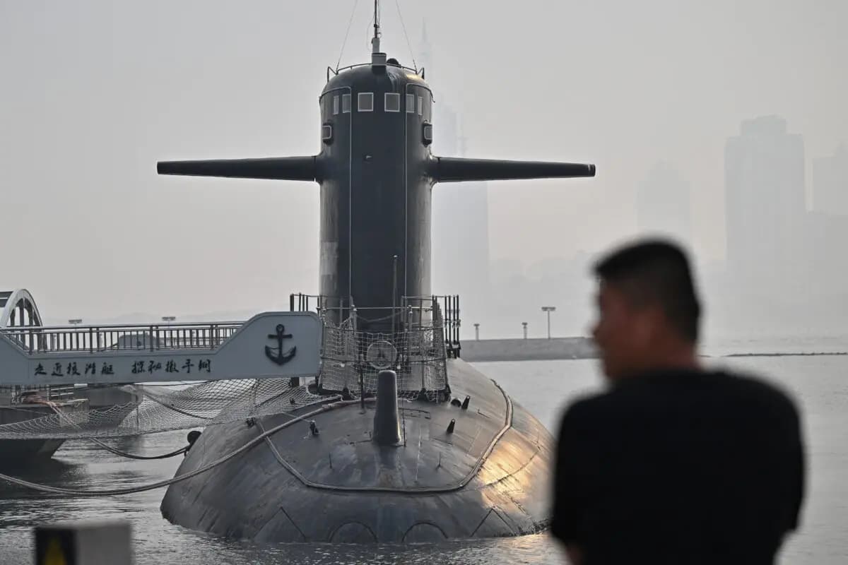 Un hombre observa un submarino durante una visita de los medios de comunicación al Museo Naval del EPL, organizada por la Armada del Ejército Popular de Liberación de China antes de la reunión de ministros de Defensa de los Estados miembros de la Organización de Cooperación de Shanghái en Qingdao, provincia de Shandong, China, el 25 de junio de 2025. (Pedro Pardo/AFP a través de Getty Images).