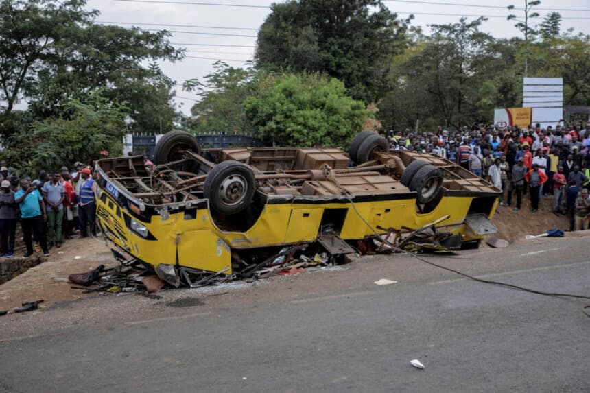 Personas se reúnen en el lugar del accidente de autobús, en el que murieron varias personas, en Kisumu, Kenia, el 8 de agosto de 2025. Brian Ongoro/AP Photo