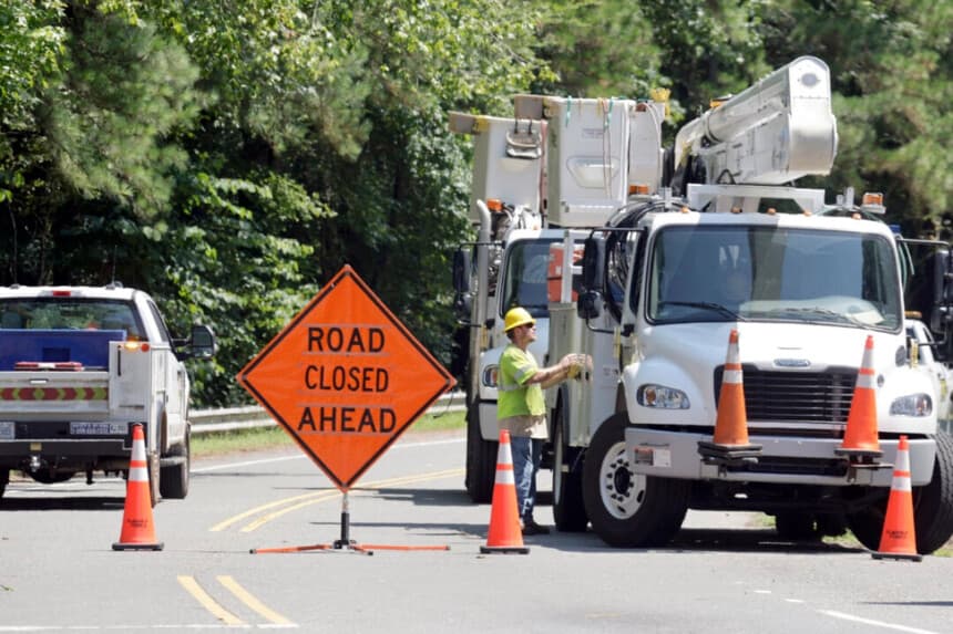 Equipos de servicios públicos trabajan para restablecer las líneas eléctricas que quedaron derribadas en Estes Drive durante la tormenta tropical Chantal, en Chapel Hill, Carolina del Norte, el 7 de julio de 2025. Chris Seward/AP Photo